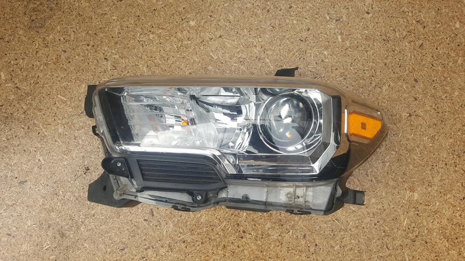 FARO DELANTERO IZQUIERDO TOYOTA TACOMA 2016 AL 2019